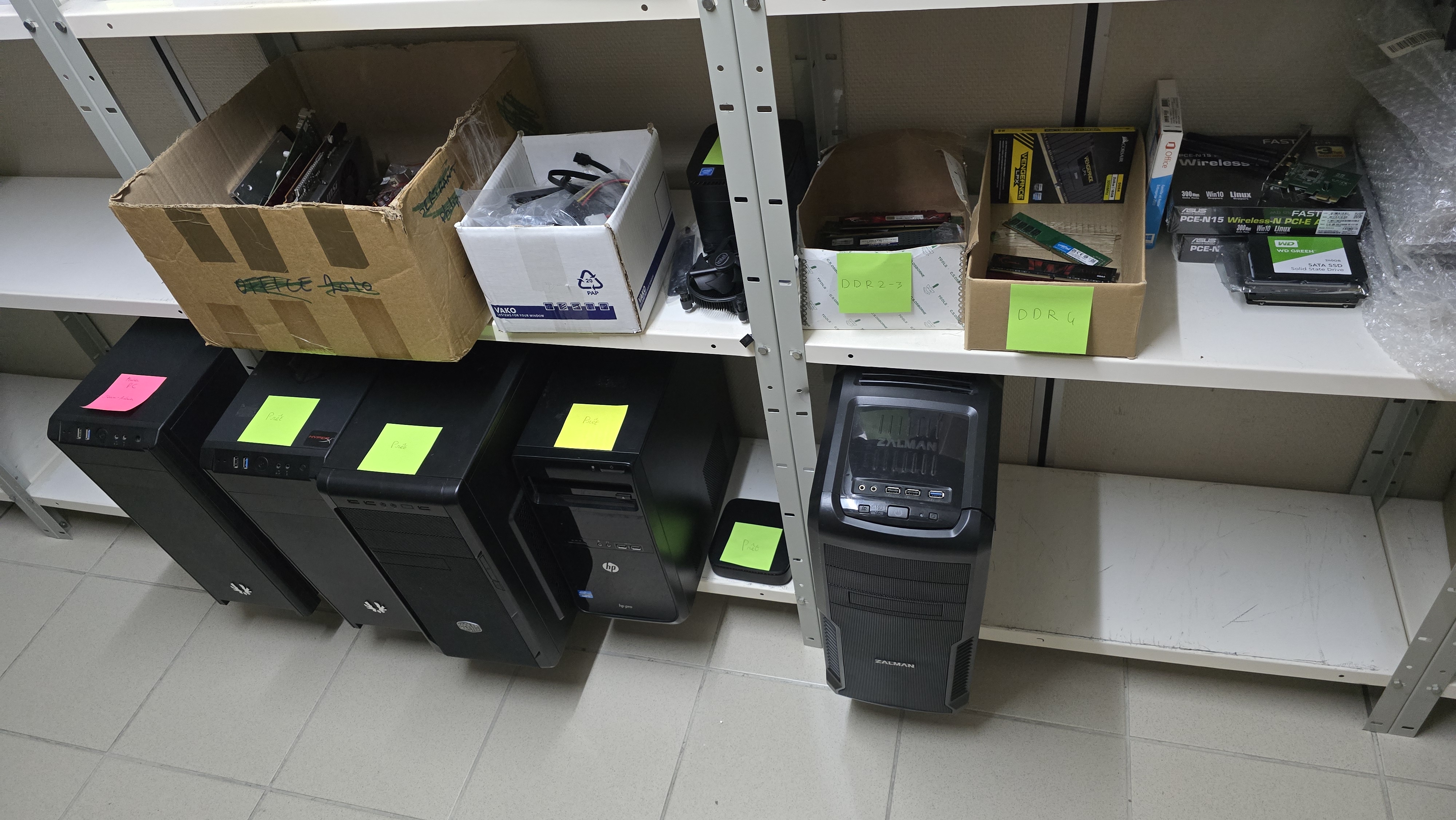 Stock des ordinateurs prêt et leur composants